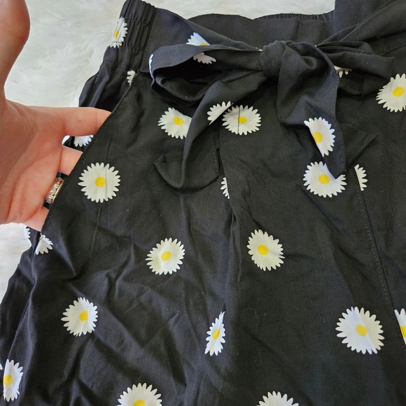 NWT Urban Outfitters Women's Black Daisy Tie Waist High Rise‎ Shorts. Size M - Picture 4 of 6